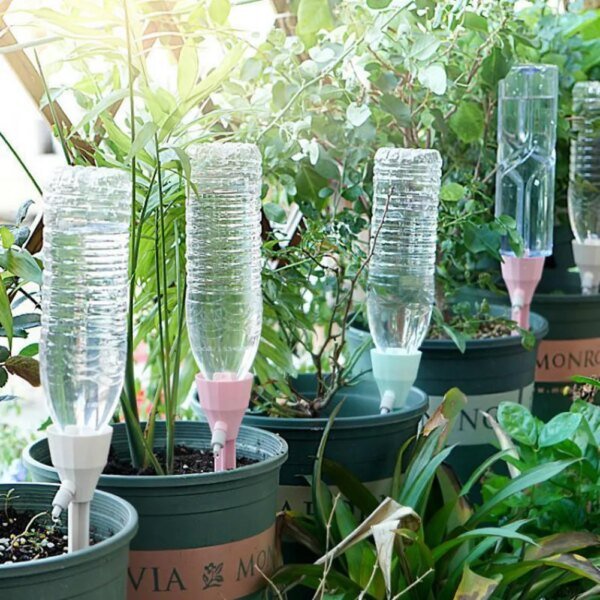 Sistema de riego por goteo ajustable de 3 piezas con púas automáticas para plantas de interior y exterior en maceta.