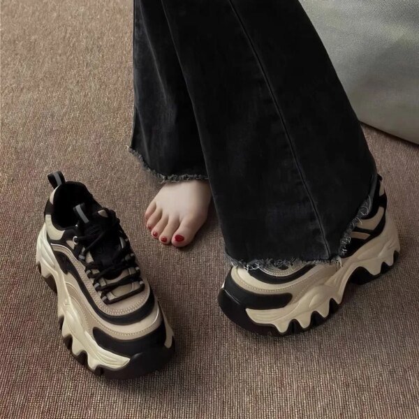 Zapatillas blancas informales para mujer, zapatos de moda con plataforma gruesa y suela gruesa, de cuero, 2024